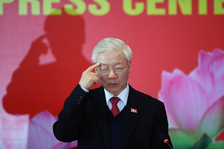 Nghịch lý vai trò “quốc khách” của tổng bí thư. Nghịch lý vai trò “quốc khách” của tổng bí thư.
