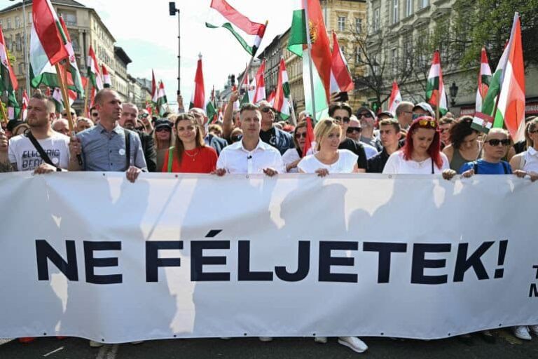 Người Hungary trỗi dậy’: Hàng chục ngàn người phản đối Orban ở Budapest