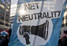 Ranh giới giữa quyền quản lý sóng phát thanh của FCC và quyền tự do báo chí theo Tu chính án thứ Nhất.