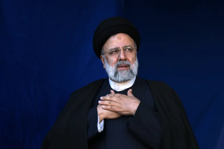 Trực thăng chở tổng thống cứng rắn của Iran dường như bị rơi ở khu vực miền núi đầy sương mù