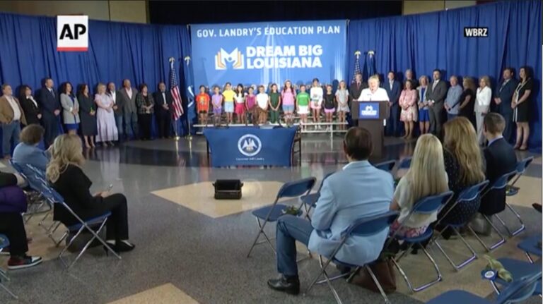 Luật mới yêu cầu tất cả các lớp học ở trường công lập Louisiana phải trưng bày Mười Điều Răn Luật mới yêu cầu tất cả các lớp học ở trường công lập Louisiana phải trưng bày Mười Điều Răn