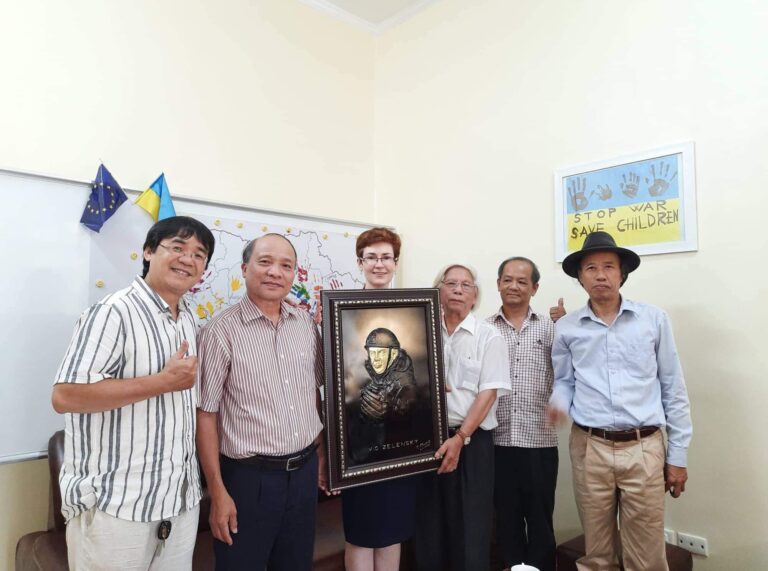 NHỮNG NGƯỜI LO VÀ BUỒN.