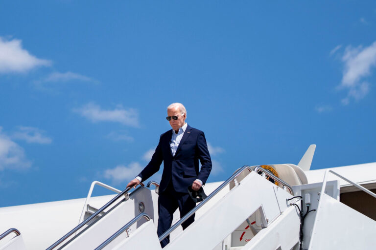 Biden rút lui khỏi cuộc đua tổng thống và tán thành Harris: Cập nhật trực tiếp