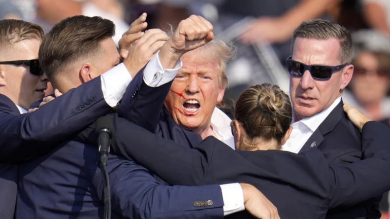 Cựu tổng thống Mỹ Donald Trump thoát hiểm trong một vụ ám sát hụt Cựu tổng thống Mỹ Donald Trump thoát hiểm trong một vụ ám sát hụt