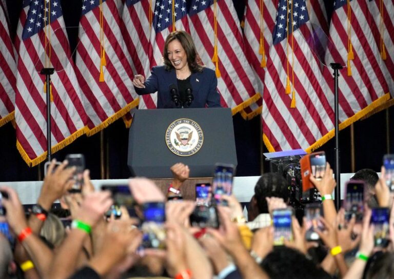 Kamala Harris vẽ ra sự lựa chọn giữa ‘sự hỗn loạn’ và ‘lòng trắc ẩn’ ở bang dao động Wisconsin trong cuộc biểu tình đầu tiên của chiến dịch tranh cử tổng thống