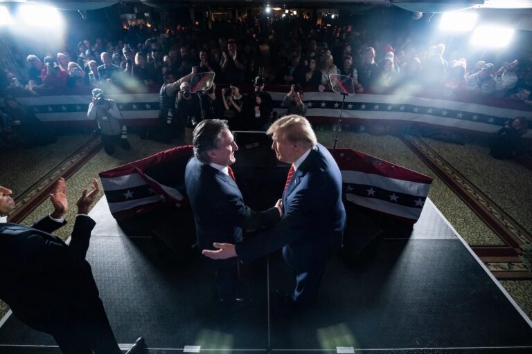 Những gì Trump đã hứa với các CEO dầu mỏ khi yêu cầu họ chi 1 tỷ USD cho chiến dịch tranh cử của ông Những gì Trump đã hứa với các CEO dầu mỏ khi yêu cầu họ chi 1 tỷ USD cho chiến dịch tranh cử của ông