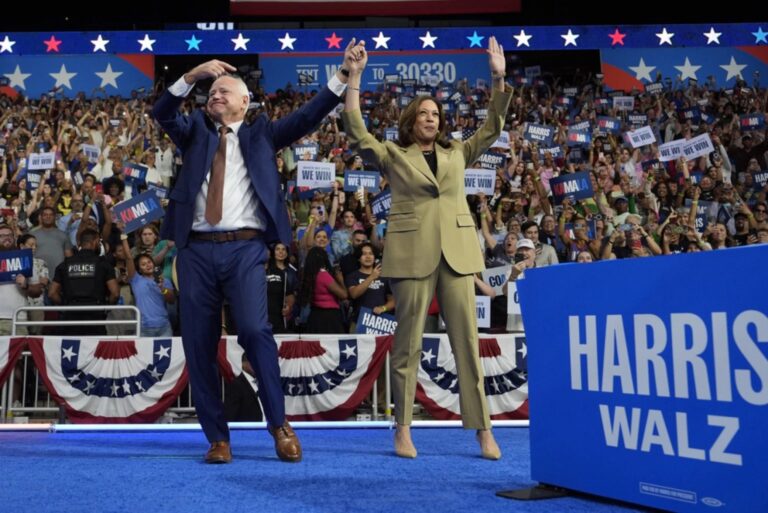 Sự thay đổi ngoạn mục của đảng Dân chủ với Kamala Harris và Tim Walz