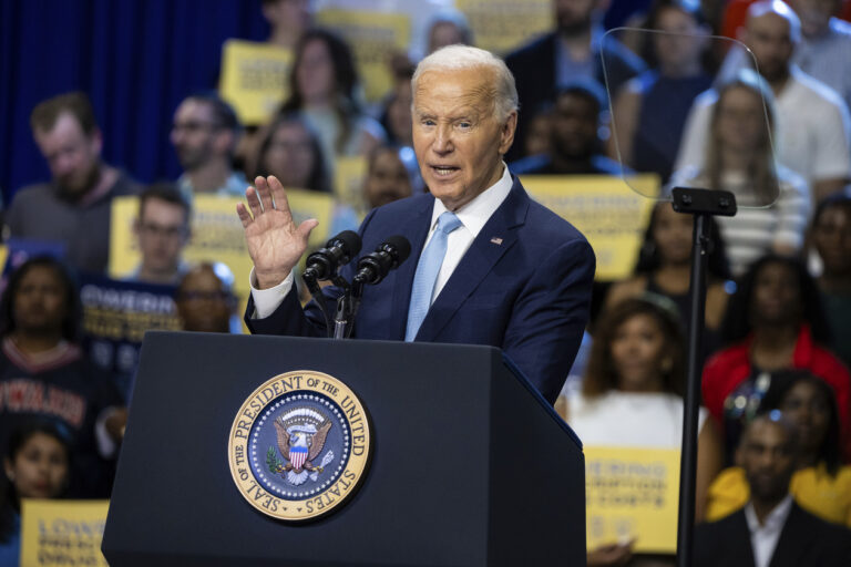 Biden đến Chicago để tạm biệt như một người hùng Biden đến Chicago để tạm biệt như một người hùng