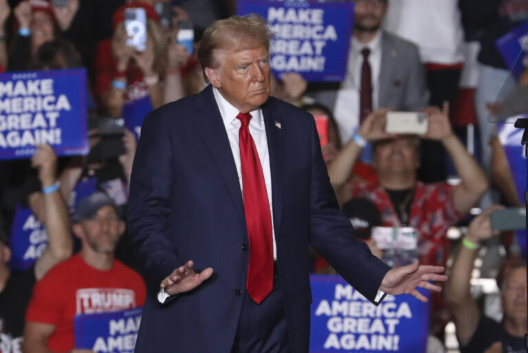 Trump leo thang các cuộc tấn công vào sức khỏe tinh thần của Harris và đề nghị bà nên bị truy tố