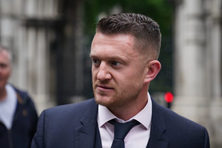 Tommy Robinson-Nga sử dụng các nhân vật cực hữu để gây bất ổn chính trị các nước phương Tây Tommy Robinson-Nga sử dụng các nhân vật cực hữu để gây bất ổn chính trị các nước phương Tây