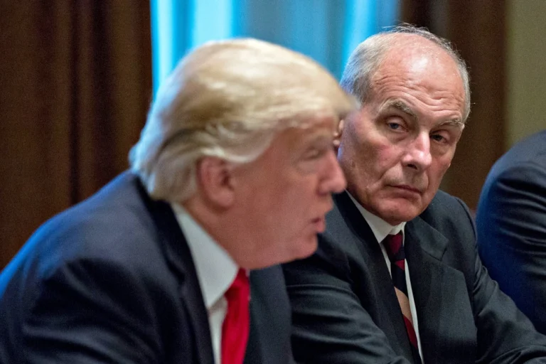 Cựu chánh văn phòng Nhà Trắng John Kelly cho biết Trump đáp ứng định nghĩa của một ‘kẻ phát xít’ Cựu chánh văn phòng Nhà Trắng John Kelly cho biết Trump đáp ứng định nghĩa của một ‘kẻ phát xít’
