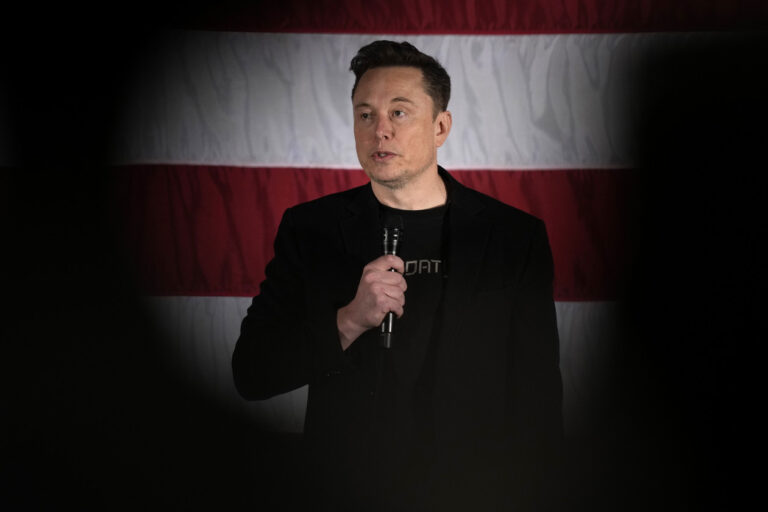 Những cuộc tiếp xúc được cho là của Musk với Putin gây lo ngại ở Washington