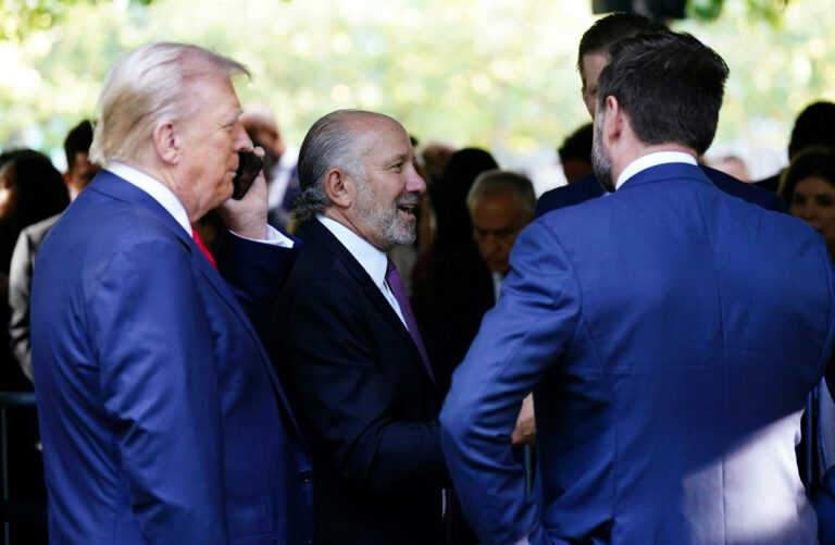 Trưởng nhóm chuyển giao của Trump bị chỉ trích vì xung đột