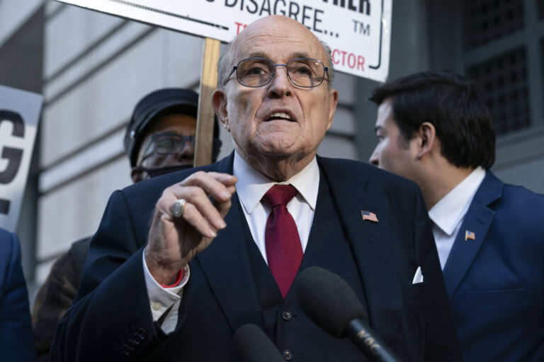 Giuliani phải giao căn hộ Manhattan cho nhân viên bầu cử Georgia, phán quyết của thẩm phán