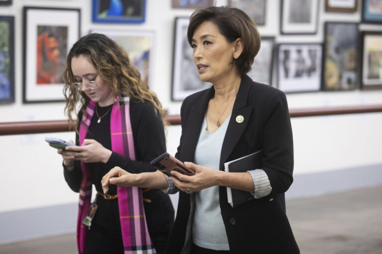 Những người Cộng hòa đang xếp hàng sau Trump. Ngoại trừ một số ít. Những người Cộng hòa đang xếp hàng sau Trump. Ngoại trừ một số ít.