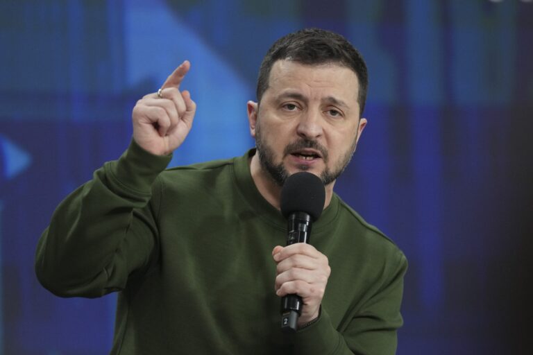 ZELENSKY: KHÔNG ĐÓNG BĂNG CUỘC CHIẾN HAY NHƯỢNG BỘ LÃNH THỔ, CHỦ QUYỀN CỦA UKRAINE ZELENSKY: KHÔNG ĐÓNG BĂNG CUỘC CHIẾN HAY NHƯỢNG BỘ LÃNH THỔ, CHỦ QUYỀN CỦA UKRAINE
