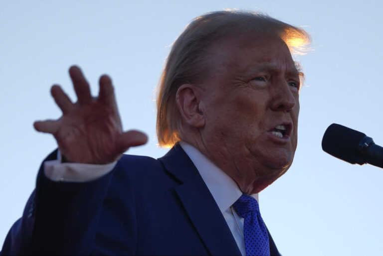 Trump mở màn cuộc mít tinh ở Pennsylvania bằng cách nói về bộ phận sinh dục của Arnold Palmer