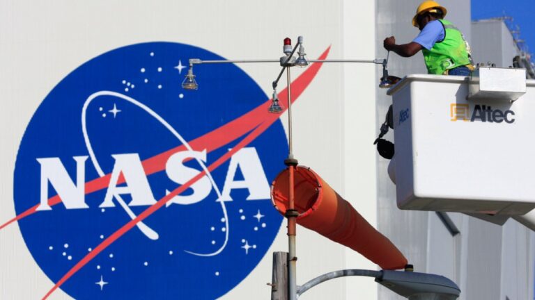 Giám đốc NASA kêu gọi điều tra báo cáo về cuộc đàm phán giữa Musk và Putin Giám đốc NASA kêu gọi điều tra báo cáo về cuộc đàm phán giữa Musk và Putin