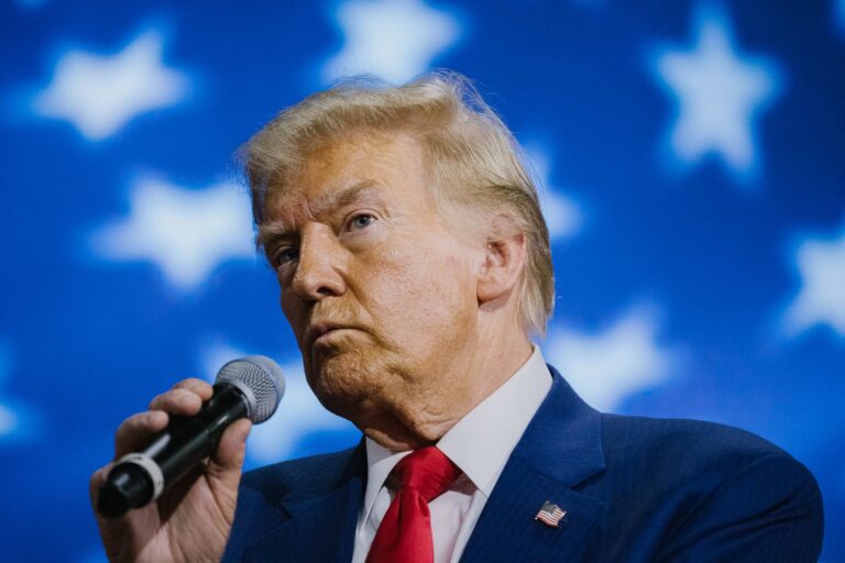 Trump leo thang đe dọa những đối thủ chính trị mà ông coi là ‘Kẻ thù’