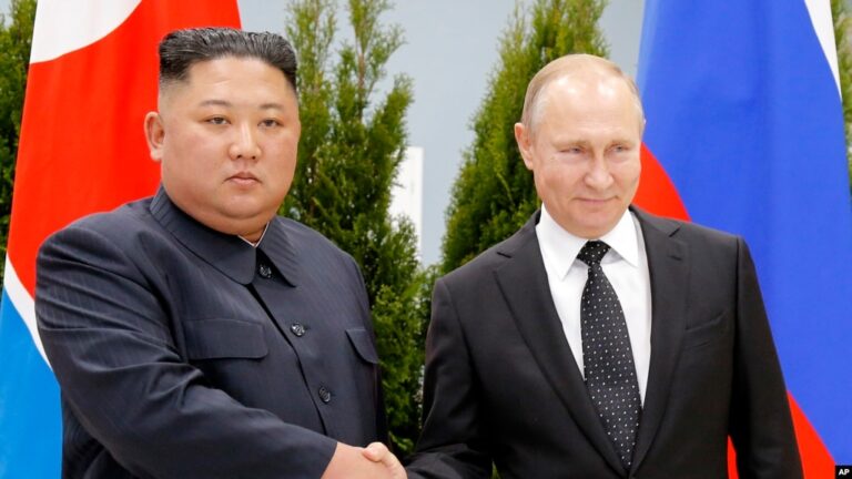 Kim Jong Un cho Putin thuê lính Kim Jong Un cho Putin thuê lính