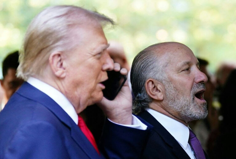 Một sự lựa chọn kinh tế lớn của Trump, một cảnh báo lớn của Walmart