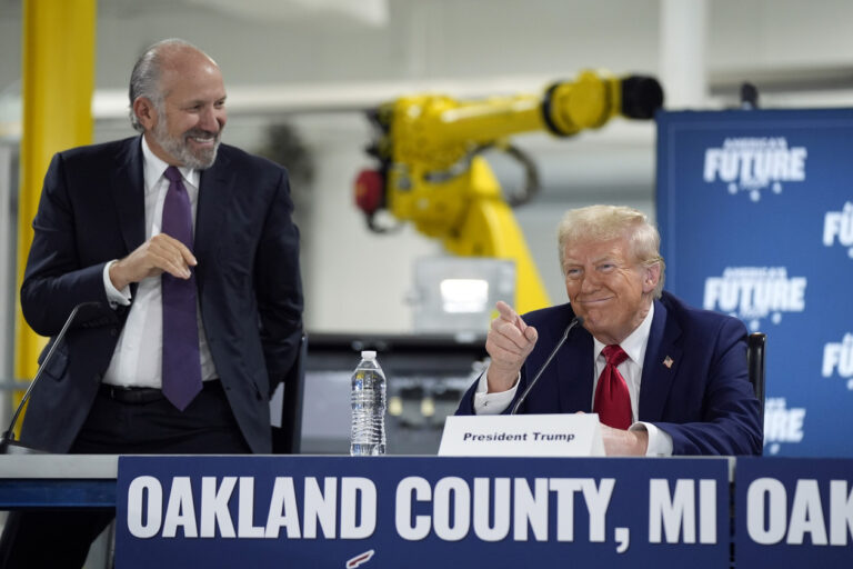 Nhóm Trump bị cấm vào các cơ quan trong bối cảnh bế tắc pháp lý.