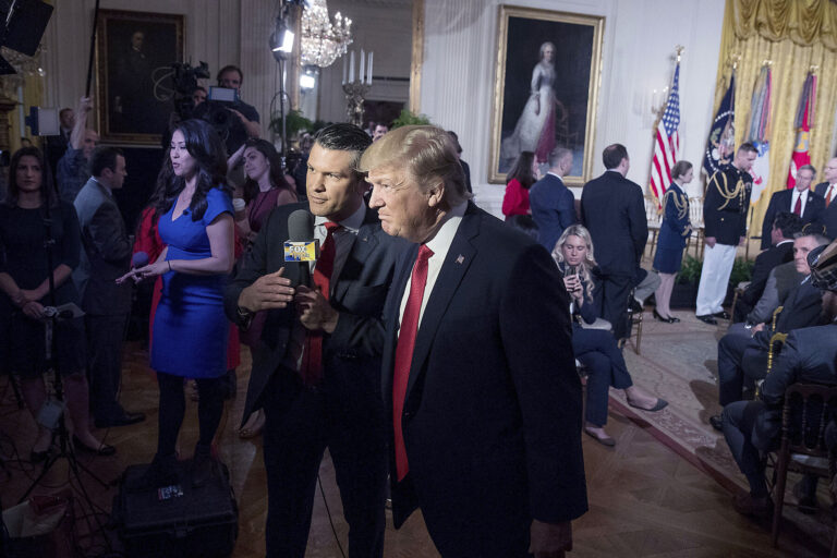 Lo ngại gia tăng về một “ban chiến binh” của Trump sẽ loại bỏ các sĩ quan “không đủ tiêu chuẩn lãnh đạo” Lo ngại gia tăng về một “ban chiến binh” của Trump sẽ loại bỏ các sĩ quan “không đủ tiêu chuẩn lãnh đạo”