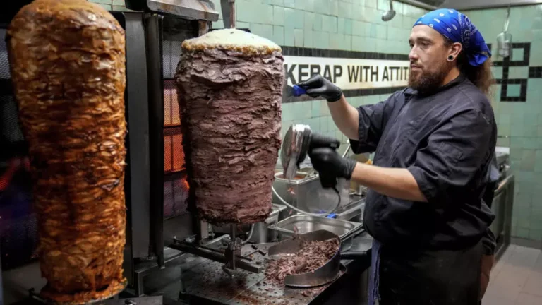 Ăn bánh mì döner kebab như thế nào mới thực sự đúng điệu ? Ăn bánh mì döner kebab như thế nào mới thực sự đúng điệu ?