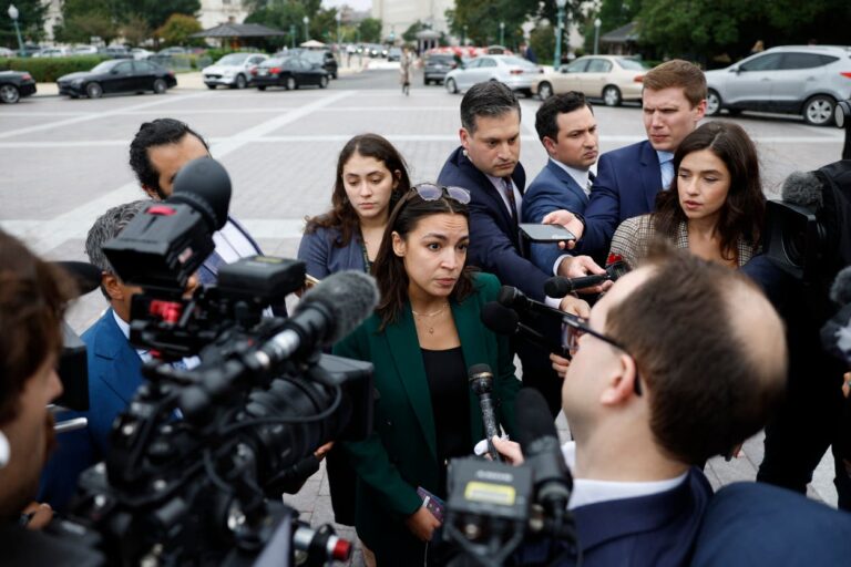 AOC muốn có ghế Dân chủ hàng đầu trong ủy ban Hạ viện sẽ cố gắng kiềm chế Trump trong nhiệm kỳ thứ hai của ông AOC muốn có ghế Dân chủ hàng đầu trong ủy ban Hạ viện sẽ cố gắng kiềm chế Trump trong nhiệm kỳ thứ hai của ông