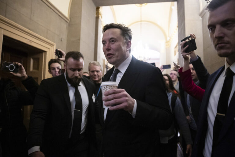 Johnson có một vấn đề mới to lớn: Elon Musk Johnson có một vấn đề mới to lớn: Elon Musk
