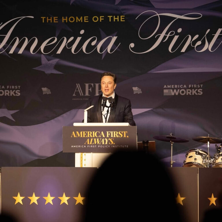 Musk dường như gây áp lực lên Trump về Nội các và thuế quan, khiến các cố vấn khó chịu