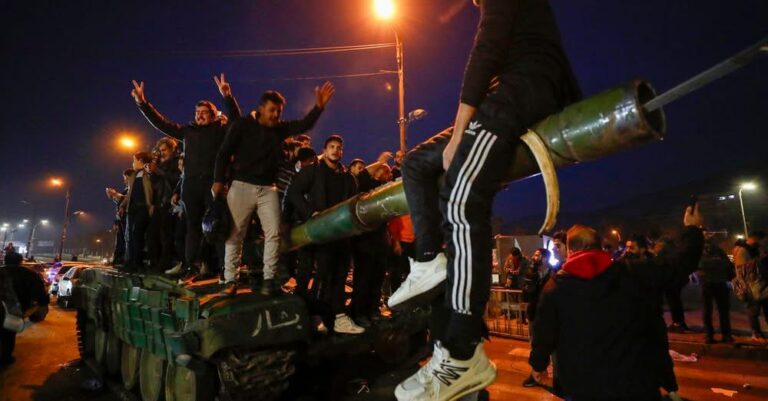 Chính phủ Syria sụp đổ trong cái kết bất ngờ cho 50 năm cai trị của gia đình Assad Chính phủ Syria sụp đổ trong cái kết bất ngờ cho 50 năm cai trị của gia đình Assad