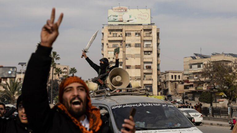 Tin tức mới nhất về Trung Đông: Lực lượng Syria rút khỏi Homs, một tuyến đường chính giữa thủ đô và bờ biển