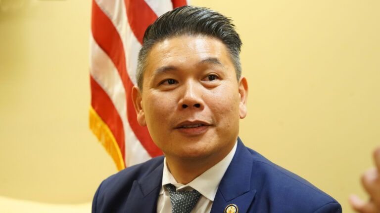 Dân Biểu Derek Trần tuyên thệ nhậm chức tại Hạ Viện Mỹ Dân Biểu Derek Trần tuyên thệ nhậm chức tại Hạ Viện Mỹ