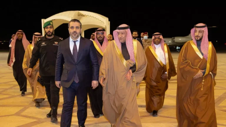 Syria: Chính phủ mới mở chuyến công du nước ngoài đầu tiên tới Ả Rập Xê Út Syria: Chính phủ mới mở chuyến công du nước ngoài đầu tiên tới Ả Rập Xê Út
