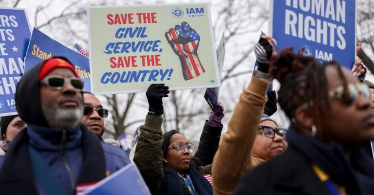 Cách ngăn chặn sự thâu tóm quyền lực của Trump