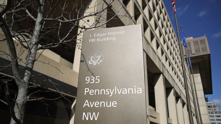 BỘ TƯ PHÁP CỦA TRUMP TRẢ THÙ NHỮNG ĐẶC VỤ FBI KHI ĐÒI CHUYỂN GIAO DANH SÁCH 5.000 NHÂN VIÊN ĐÃ LÀM VIỆC TRONG CÁC VỤ ÁN BẠO LOẠN NGÀY 6 THÁNG 1 NĂM 2021.