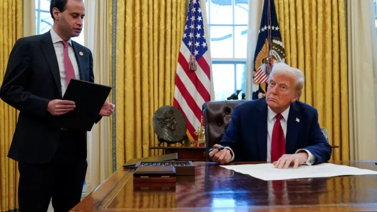 Với chính sách ”bất nhất”, Trump đang “nhường thế giới cho Trung Quốc”