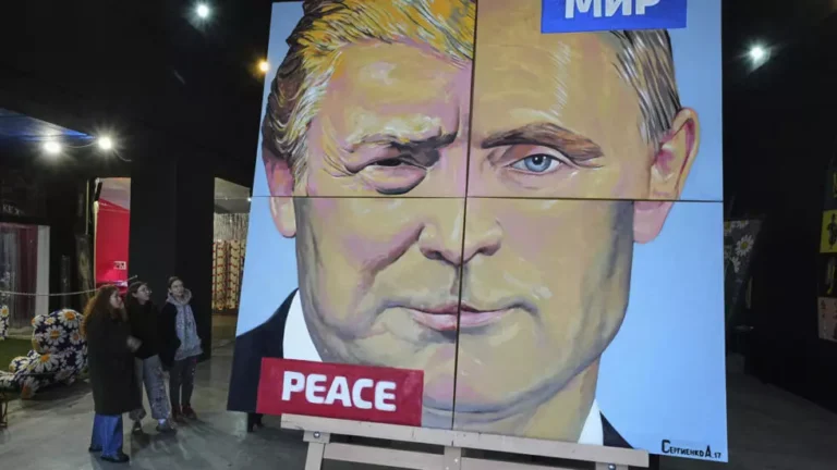 Điện đàm Trump-Putin về Ukraina : Vở kịch soạn sẵn ?