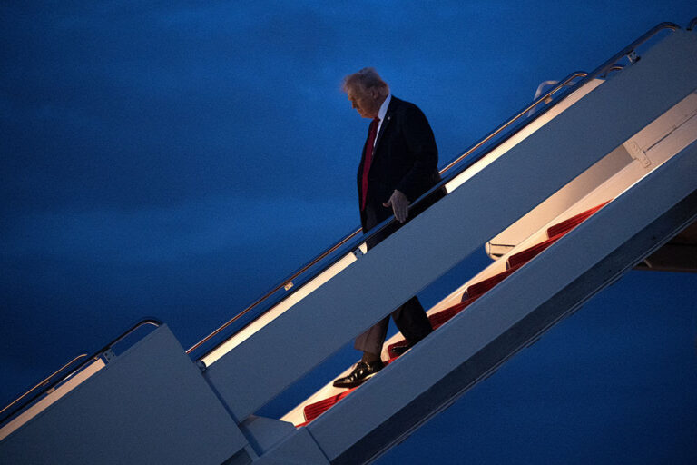 Trump đe dọa ném bom Iran, Nga đưa ra cảnh báo nghiêm trọng