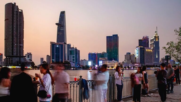 Nền kinh tế Việt Nam đang bùng nổ, nhưng lãnh đạo mới của nước này lại lo lắng