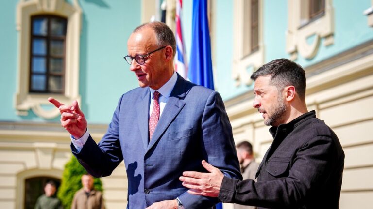 MERZ DỠ BỎ GIỚI HẠN DÀNH CHO VŨ KHÍ Ở UKRAINE