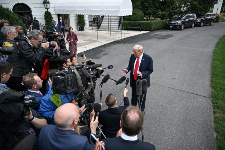 Trump viện dẫn vụ ám sát Kirk để biện minh cho các biện pháp bịt miệng những người phản đối