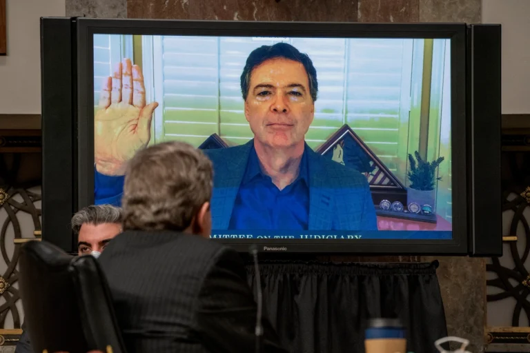 ‘Hãy mở phiên tòa’: Comey tuyên bố vô tội khi Trump hân hoan trước bản cáo trạng của bồi thẩm đoàn mà ông yêu cầu
