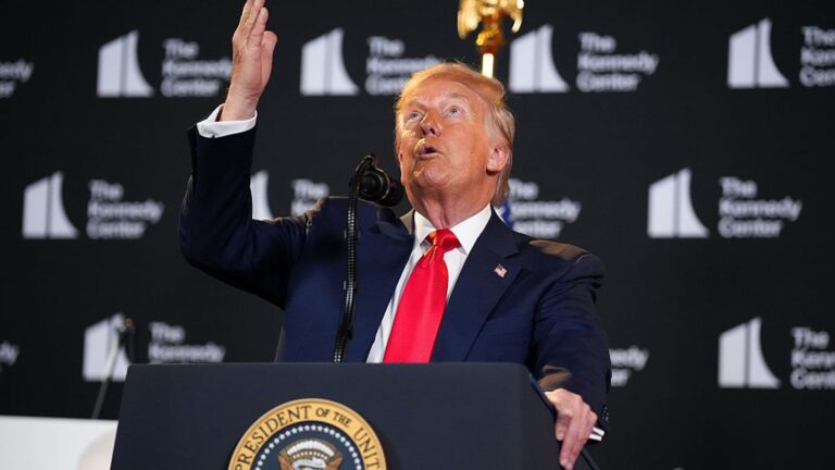 Máy bay 400 triệu USD từ Qatar, Trump và những ưu đãi ẩn