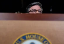 Giữ Hạ viện vắng mặt, Johnson tự đẩy mình và Quốc hội ra rìa