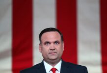 TRUMP VÀ VÒNG TRÒN QUYỀN LỰC: KHI LÒNG TRUNG THÀNH THAY THẾ NĂNG LỰC