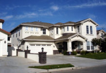 Tại sao chứng khoán, vàng, crypto vẫn “leo” trong khi kinh tế xuống