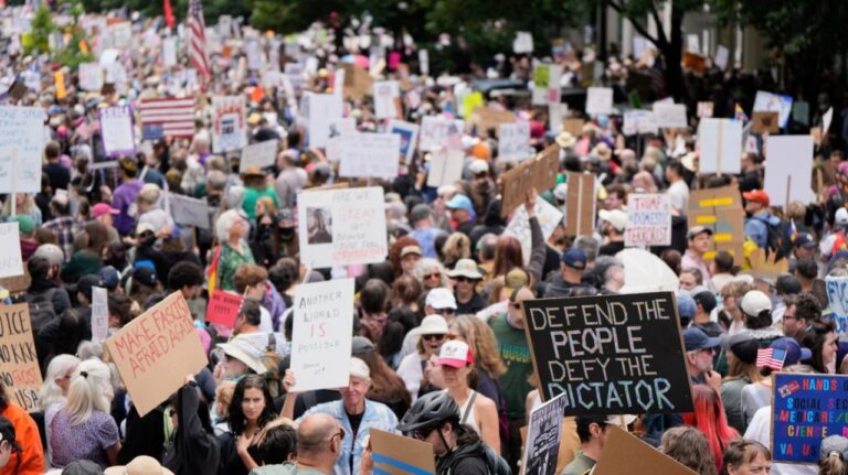 “Không Có Vua” – Khi bảy triệu người xuống đường