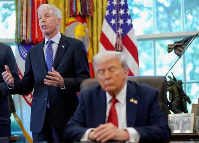Trump và “Chính phủ trong bóng tối” trên Truth Social